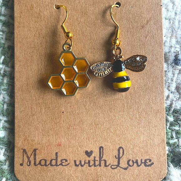 🐝 NWT 🐝 Asymmetrical Bee & Hive Enamel  Earrings✨ ✨Hand Crafted ✨Artisan✨ - Picture 3 of 4